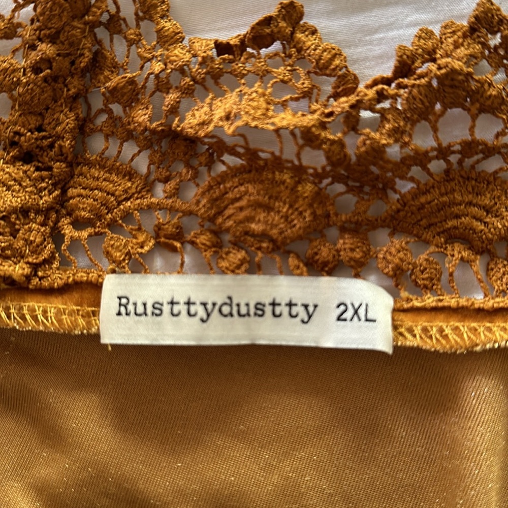 Glorious gold velvet “Rusty Dusty” kimono w/ lace trim. Worn once - Picture 5 of 7
